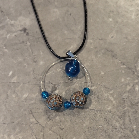 Elegant Blue Beaded Necklace - Picture 1 of 2